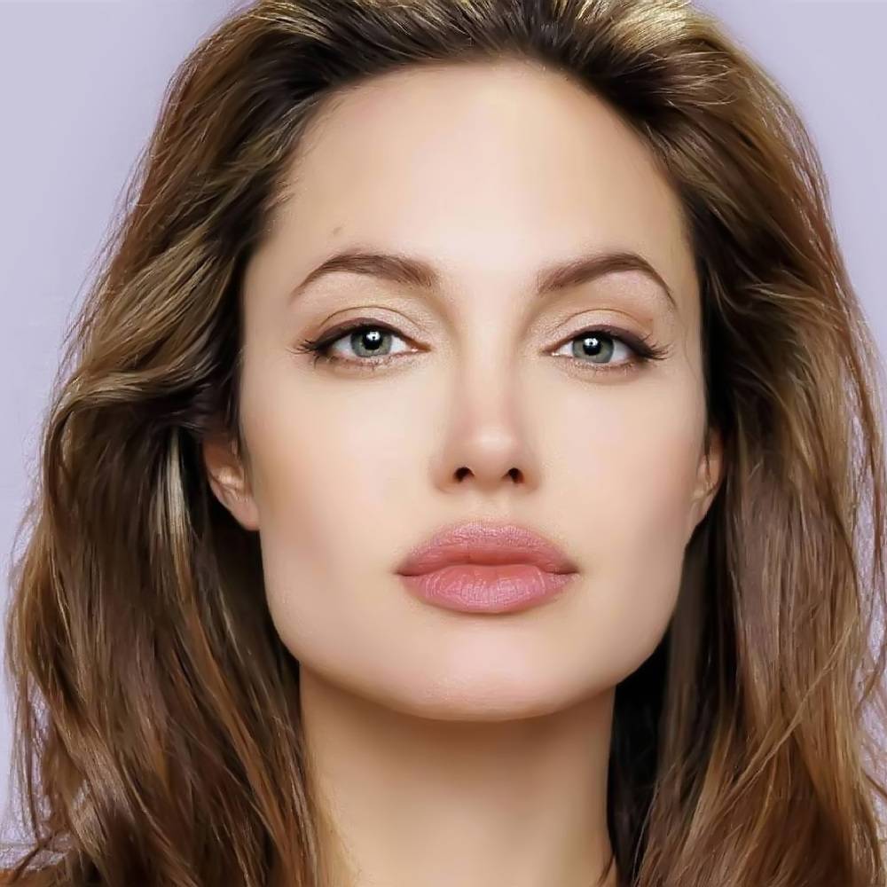 بالصور - للمرة الأولى أنجيلينا جولي تتفاخر بتاتوهات ظهرها بفستان من ديور... شاهدوا كيف بدت
