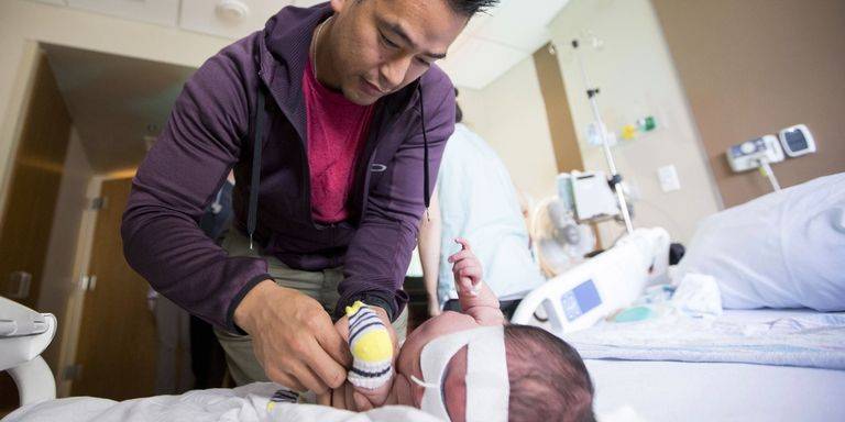 شرطي يجبر على توليد حبيبته بالسيارة.. إليكم ما حصل بعد ذلك!