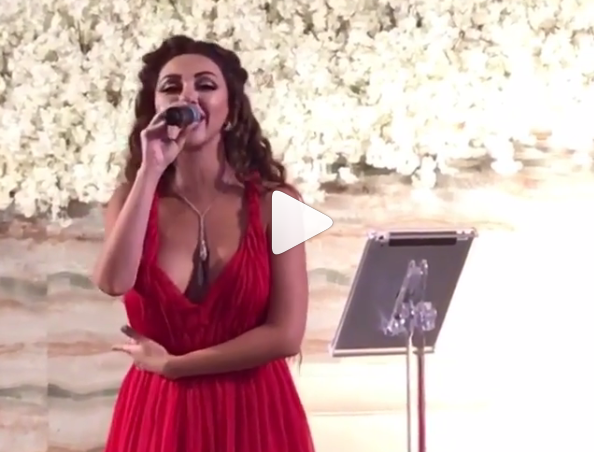 بالفيديو - ميريام فارس تشعل حفل زفاف خليجي برقصها وإطلالتها الجريئة