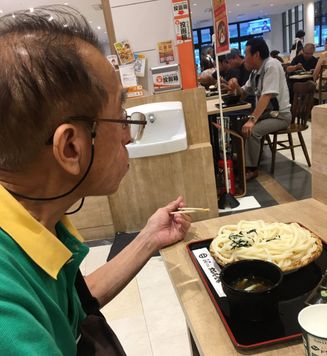 بالصور - قصة محزنة.. فتاة تكتشف بالصدفة لماذا ارتدى والدها القميص نفسه طيلة 20 سنة!! لا علاقة للمال بالأمر