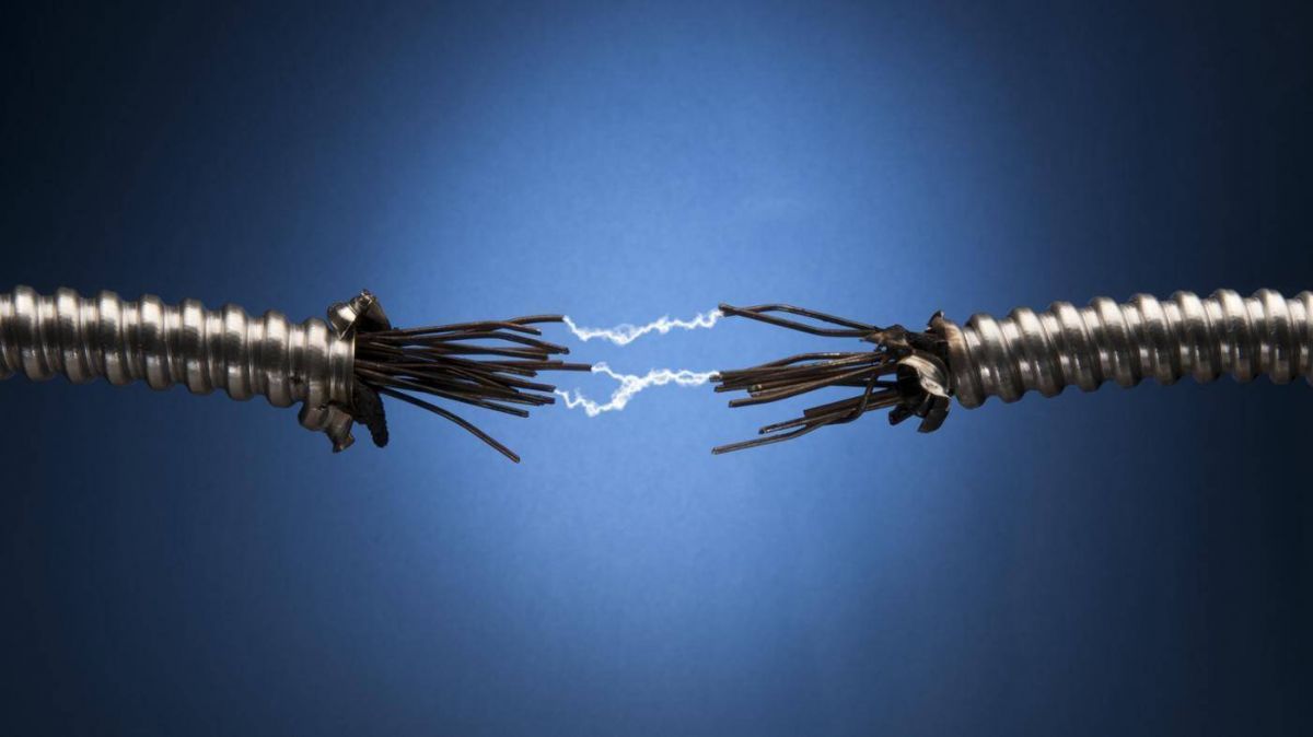 أب يؤدب ابنه صعقاً بالكهرباء... إليكم النهاية المُبكية لقصة هزت الأردن