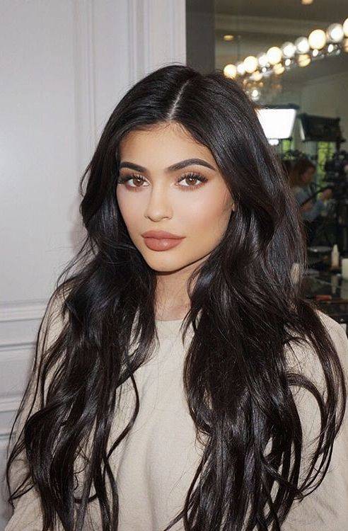 بالصورة والفيديو - كايلي جينر تفاجئ جمهورها بقصة ولون شعرها الجديد!!