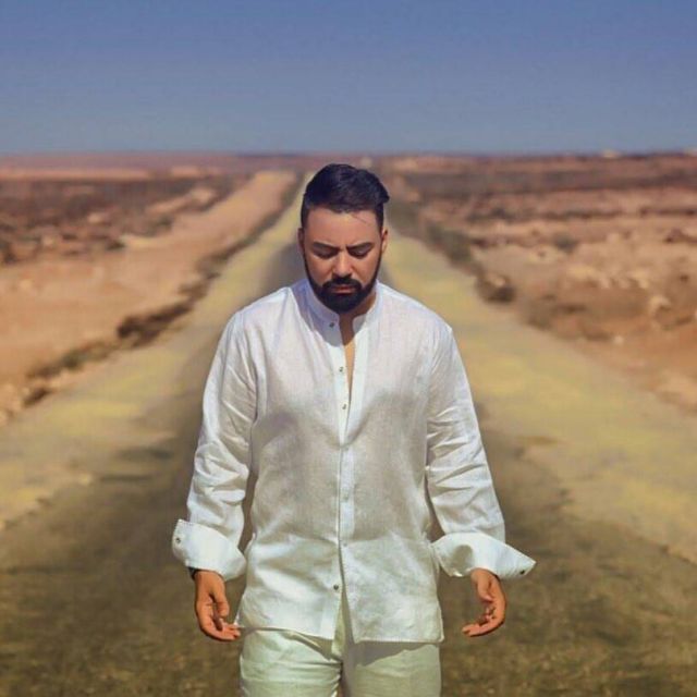 الصور العائلية لترويج الألبومات تصبح موضة.. شاهدوا ماذا فعل هذا الفنان المغربي!