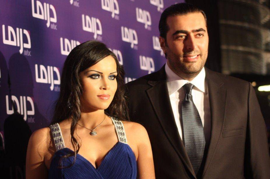 بالصور - زوجة باسم ياخور رائعة الجمال بإطلالة مارلين مونرو