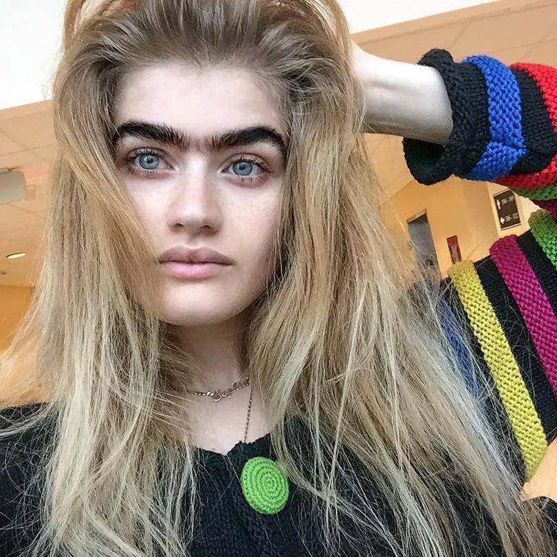 بالصور- ترفض تشذيب حاجبيها وتصر على بقائهما متصلين... شاهدوا كيف أصبح شكلهما غريباً بعد سنوات