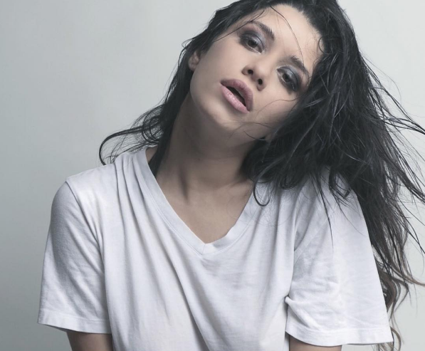 بالصور - عدوى التصوير بلا بنطال تصل إلى سينتيا خليفة!