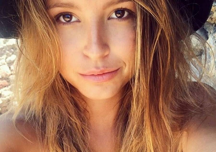 سائحة الأهرامات العارية تستفز المصريين مجدداً... هكذا استخدمت الفراعنة لتبرر فعلتها