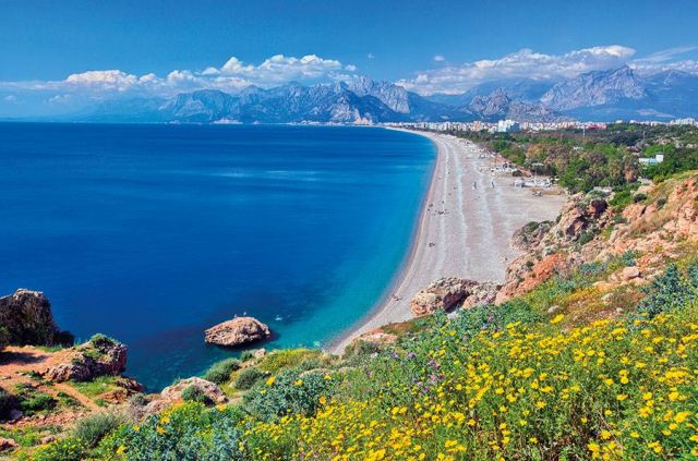 أنطاليا: لؤلؤة تركيا حيث البحر والنهر والغابات