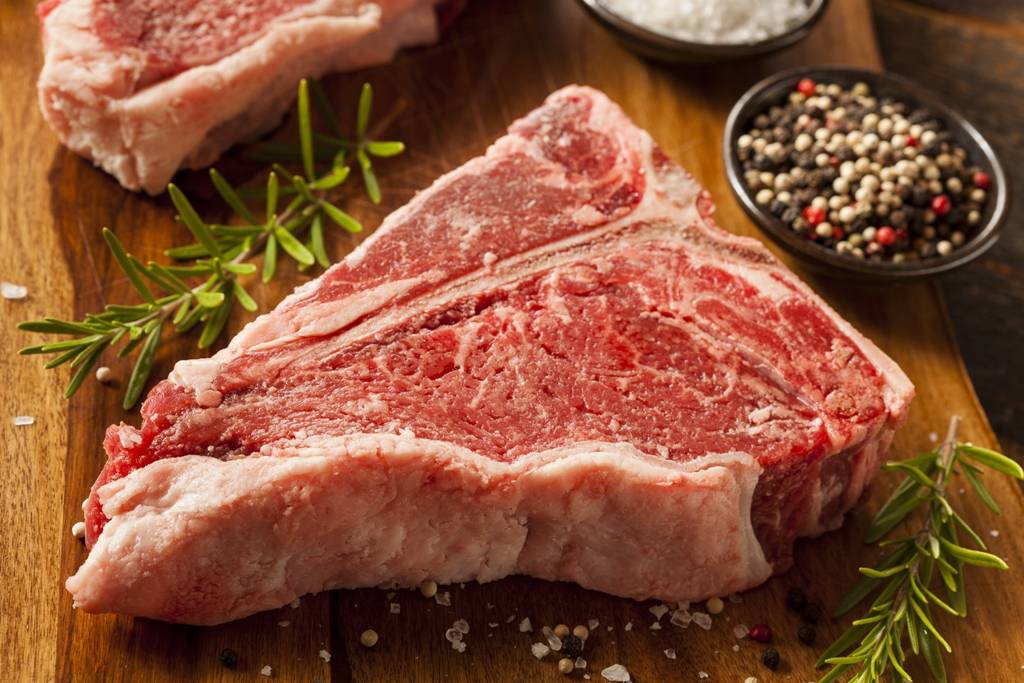 طهو اللحوم قبل إذابة الثلج عنها صح أم خطأ؟ إليك الحقيقة وانتبهي من هذا الخطأ الشائع