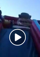 فيديو مروّع - طفلٌ يسقط من على هذه اللعبة وإصابته كارثية... احذروا من طريقة لعب أطفالكم فقد تصيبكم هذه الكارثة!!